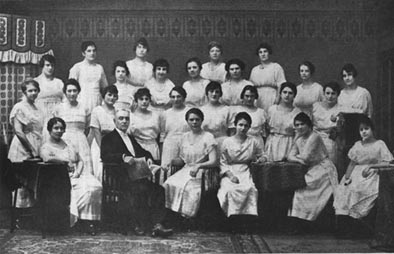 Sbor moravských učitelek v roce 1920